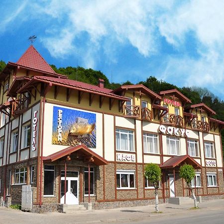Focus Hotel Hust Exterior foto